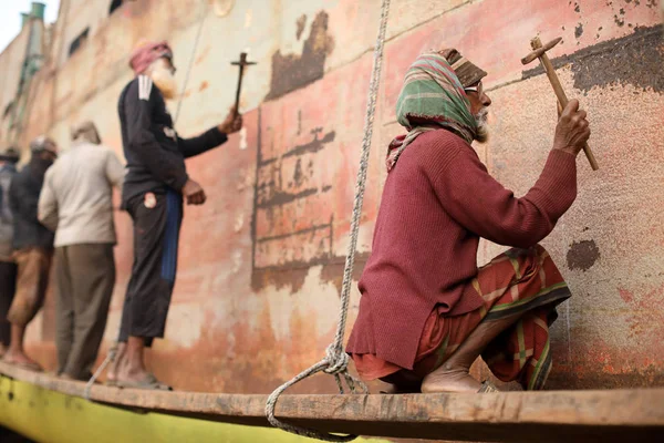 Trabajadores portuarios en un astillero en Dhaka, Bangladesh — Foto de Stock