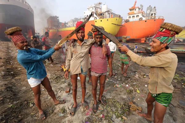 孟加拉国达卡造船厂的船坞工人 — 图库照片