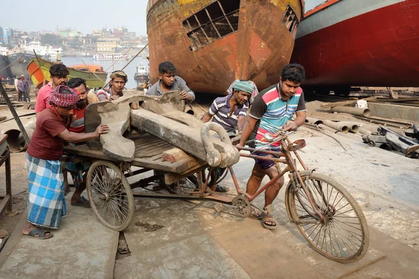 Dhaka バングラデシュの造船所の労働者をドッキングします 近年の主要な産業となっているバングラデシュの造船業 — ストック写真