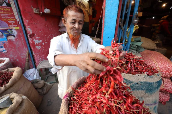 Piaci szállító eladja chili Dhaka, Banglades — Stock Fotó