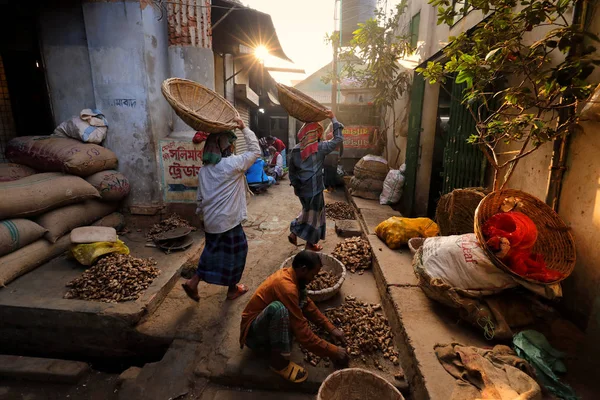 Hordárok, csomagmegőrzők hordoz kosarak a hagyományos piac, Dhaka, Banglades — Stock Fotó
