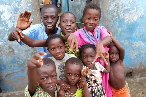  Accra, Gana bir ilköğretim okulunda mutlu çocuk