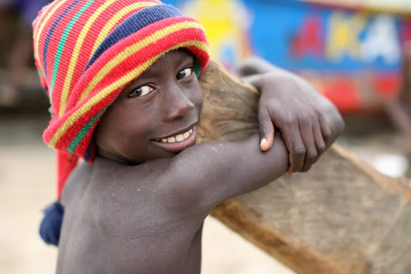 Rapaz feliz numa favela em Accra, Gana — Fotografia de Stock