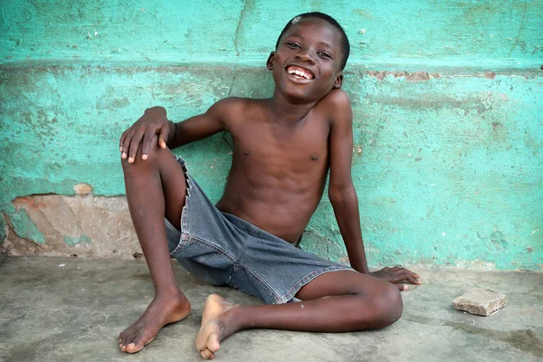 Szczęśliwy chłopiec w slumsach w Accra, Ghana — Zdjęcie stockowe