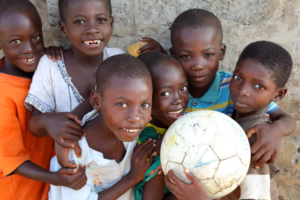 Niños en una escuela primaria de un pueblo de pescadores cerca de Accra, Ghana — Foto de Stock
