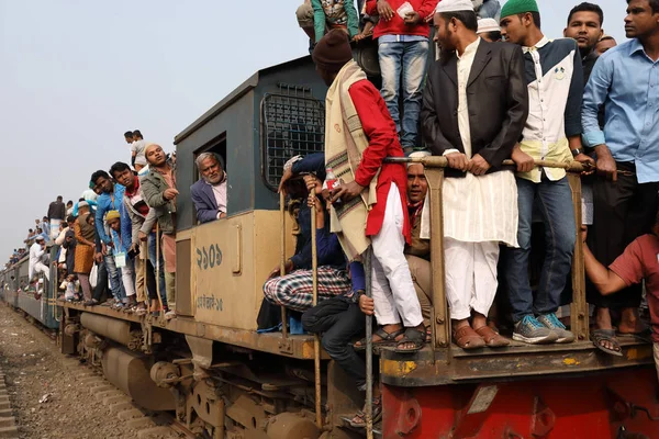 穆斯林朝圣者从孟加拉国达卡的 Bishwa Ijtema 返回 图库图片