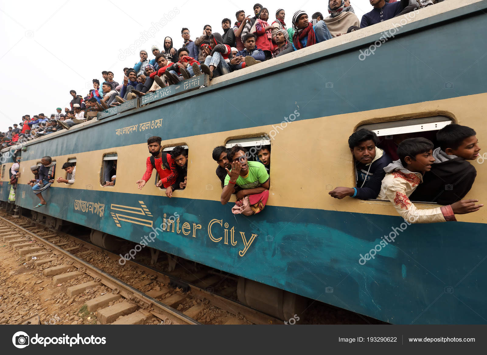 Muslim pilgrims return from Bishwa Ijtema in Dhaka, Bangladesh — Stock 