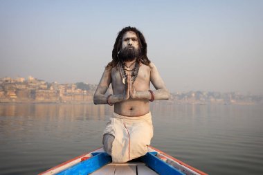 Varanasi, Hindistan'da Ganj bir teknede Aghori sadhu (Kutsal adam)