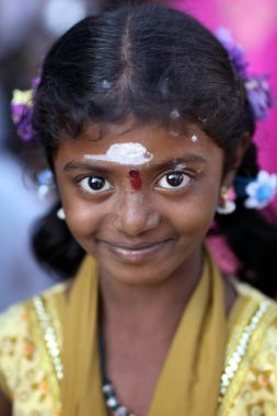 Madurai, Hindistan'da bir tapınak Festivali genç Hindu Hacı kız kutluyor.