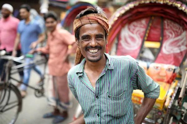 Happy rickshaw driver in Dhaka, Bangladesh — Stock Photo, Image