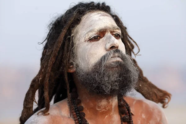 Aghori sadhu (helig man) på ghats i Ganges i Varanasi, Indien — Stockfoto