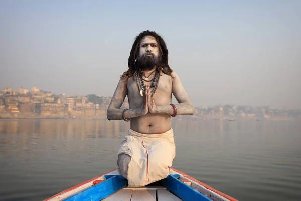 Садху Aghori (святого людини) на човні на річці Ганг в місті Варанасі, Індія — стокове фото