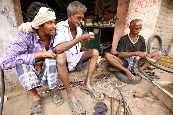 Grupa ludzi na ulicach Madurai, Indie. — Zdjęcie stockowe