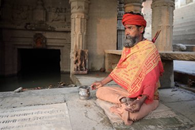 Kimliği belirsiz sadhu (Kutsal adam)