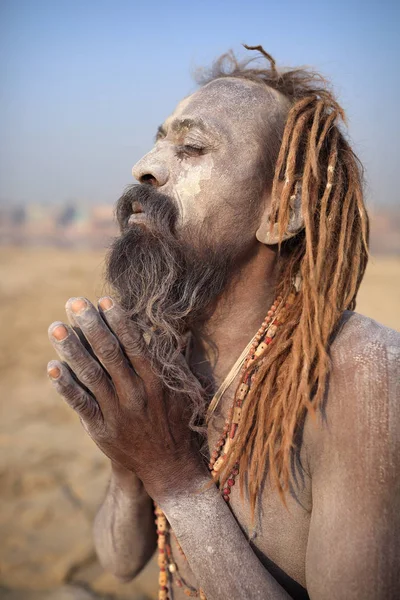 Naga sadhu (holy man) on the ghats of Ganges in Varanasi, India — Stock Photo, Image