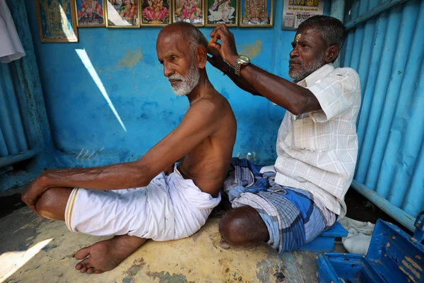Parrucchiere in un negozio di barbiere a Madurai, India — Foto Stock