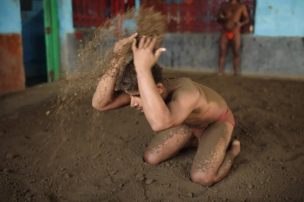 Luchadores de Pehlwan en un kushti akhara en Kolkata, India — Foto de Stock