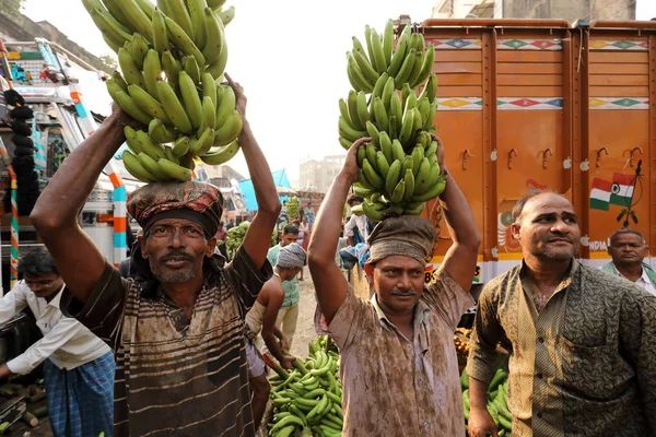 Market vendors at a banana auction in Kolkata, India — Stock Photo, Image