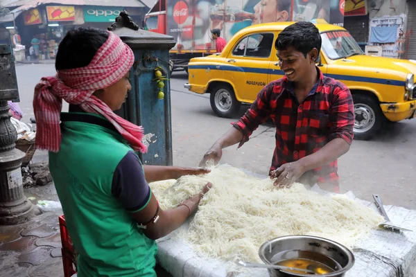 Vendedores do mercado preparar alimentos em Calcutá, Índia — Fotografia de Stock