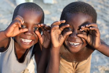 Accra, Gana mahallede mutlu çocuklar