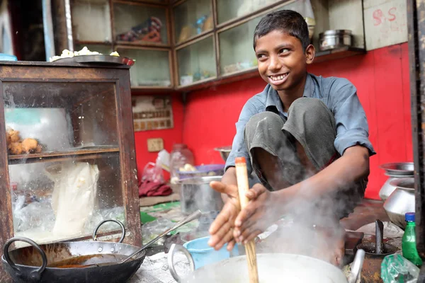 Criança de rua prepara comida em favela em Kolkata, Índia — Fotografia de Stock