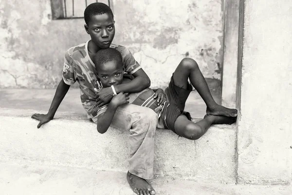 Muchachos en un barrio pobre en Accra, Ghana —  Fotos de Stock