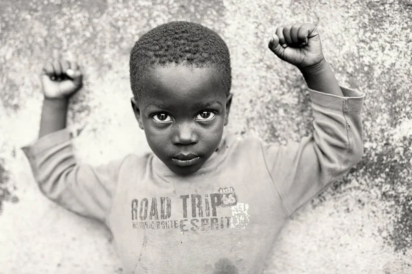 Onbekende jongen in een sloppenwijk — Stockfoto