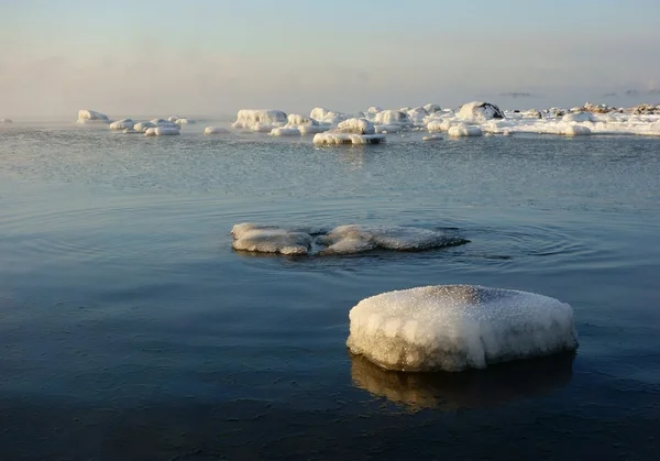 冬季场景与雪覆盖在芬兰首都赫尔辛基波罗的海海边岩石 — 图库照片