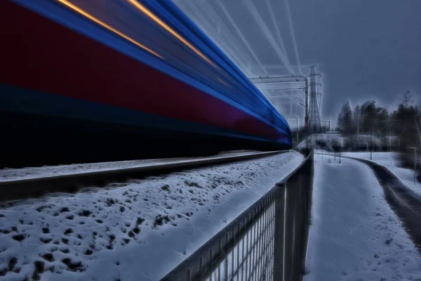 Helsinki, Finlandiya için kış akşam ortamda tren hareket hızlı — Stok fotoğraf