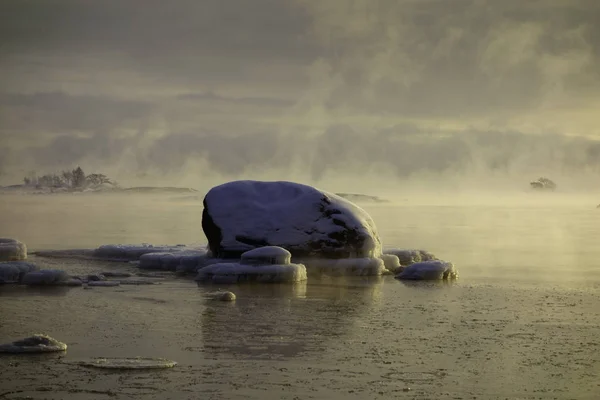 Roche couverte de glace dans la mer qui est sur le point de geler sur — Photo