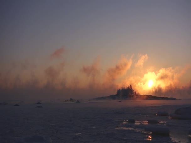 Eisige Ostsee und Wintersonnenaufgang in Helsinki, Finnland — Stockvideo