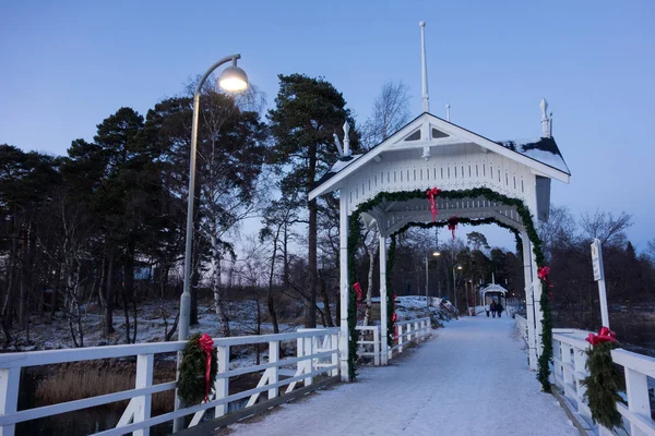 Ponte Seurasaari em Helsínquia, Finlândia em decoração de Natal — Fotografia de Stock