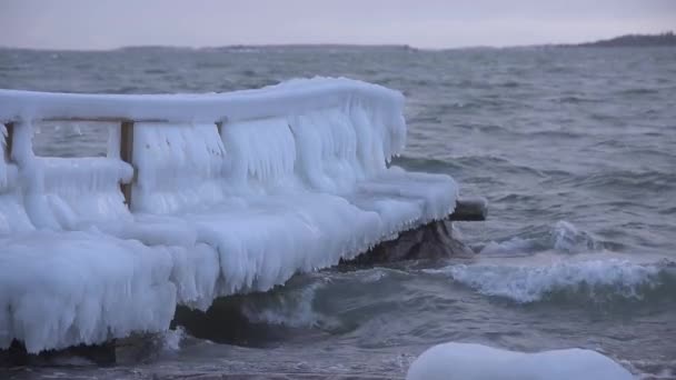 Eisbedeckter Pier an der stürmischen Ostsee in Helsinki, Finnland — Stockvideo