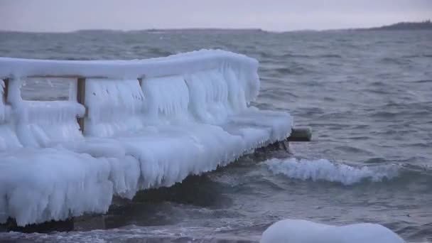 Ijs bedekt pier door de stormachtige Oostzee in Helsinki, Finland — Stockvideo