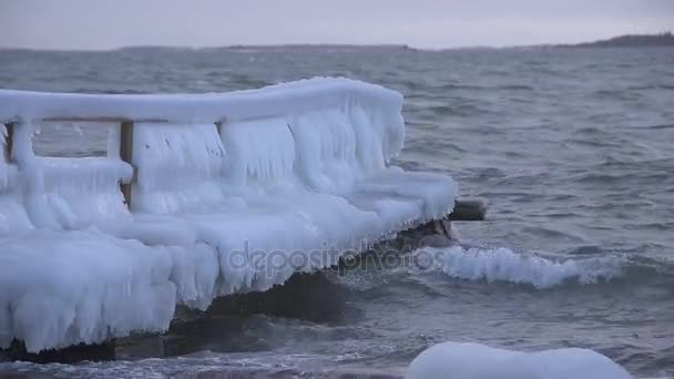 Ice kryté pier bouřlivé Baltského moře v Helsinkách, Finsko