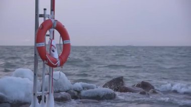 Helsinki, Finlandiya, Baltık Denizi tarafından fırtınalı kış havalarda kırmızı hayat şamandıra