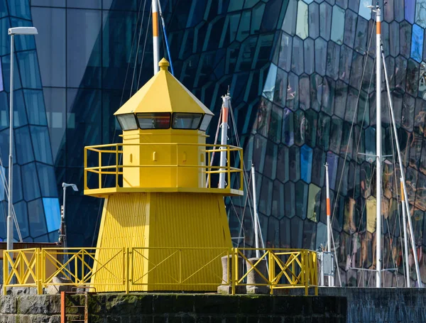 Gele vuurtoren in de haven van Reykjavik — Stockfoto