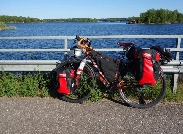 Przygoda rower turystyczny przez jezioro Saimaa na letni wieczór Zdjęcie Stockowe