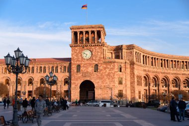 Erivan, Ermenistan - 3 Nisan 2017: House Ermenistan hükümeti ve Erivan, Ermenistan'ın merkezinde Cumhuriyet Meydanı. 