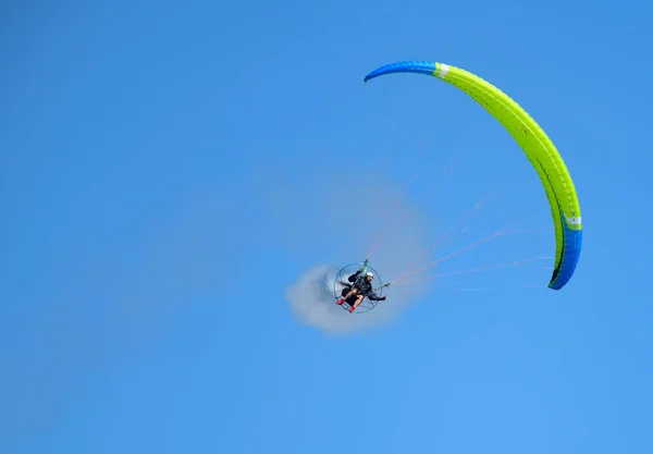 Helsinki Finland June 2017 Unidentified Pilot Performing Aerobatics Stunts Paramotor — Stock Photo, Image