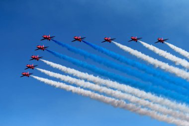 Helsinki, Finlandiya - 9 Haziran 2017: Kırmızı 9 Haziran 2017 Helsinki, Finlandiya'da Kaivopuisto Air Show'da akrobasi uçan oklar (Kraliyet Hava Kuvvetleri akrobasi ekibi). 