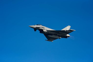 Helsinki, Finlandiya - 9 Haziran 2017: Raf Eurofighter Typhoon multirole savaş uçağı Helsinki üzerinde, Kaivopuisto Air Show 2017. Eurofighter Typhoon, Finlandiya Hava Kuvvetleri 'nin Hx Fighter Programı' ndaki adaylardan biridir..