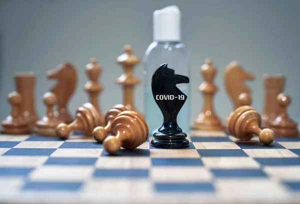 Coronavirus Concept Pieces Chess Pieces Hand Sanitizer Chessboard Εικονογραφώντας Τον — Φωτογραφία Αρχείου