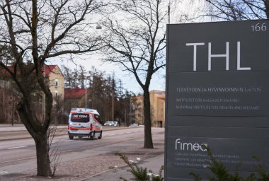 Helsinki, Finlandiya - 4 Nisan 2020: (Fince) Ulusal Sağlık ve Refah Enstitüsü (THL), küresel bir covid-19 salgını sırasında Mannerheimintie 'den geçen bir ambulansla birlikte kentin ana yoluna imza attı. THL Finlandiya 'da bir araştırmadır.