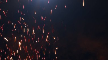 Karanlık bir arka plan üzerinde sparks