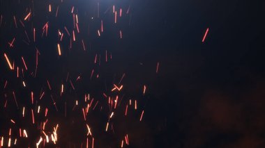Karanlık bir arka plan üzerinde sparks