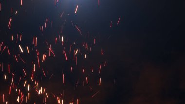 Karanlık bir arka plan üzerinde sparks