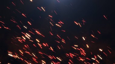 Karanlık bir arka plan üzerinde sparks