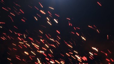 Karanlık bir arka plan üzerinde sparks
