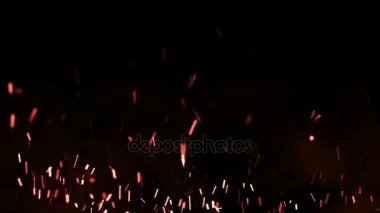 Güzel ateş gece, karanlık arka planda kıvılcım. Döngü animasyon.